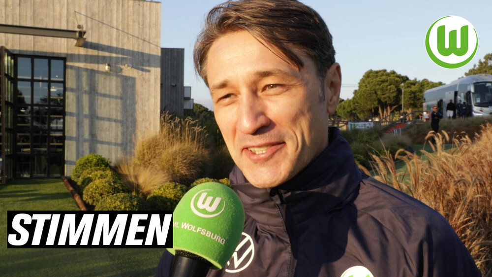 Trainer des VfL Wolfsburg Niko Kovac spricht in ein grünes Mikrofon.