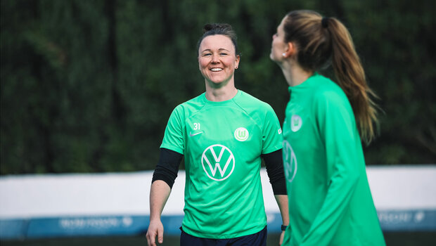 Die VfL-Wolfsburg-Spielerin Marina Hegering lacht.