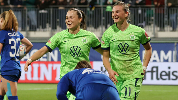 Die VfL-Wolfsburg-Spielerinnen Ewa Pajor und Alex Popp jubeln nach einem Tor.