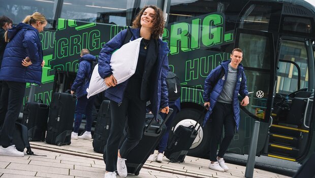 Die VfL-Wolfsburg-Spielerin Dominique Janssen auf dem Weg zum Flugzeug. Unter ihrem Arm trägt sie ein Kissen.