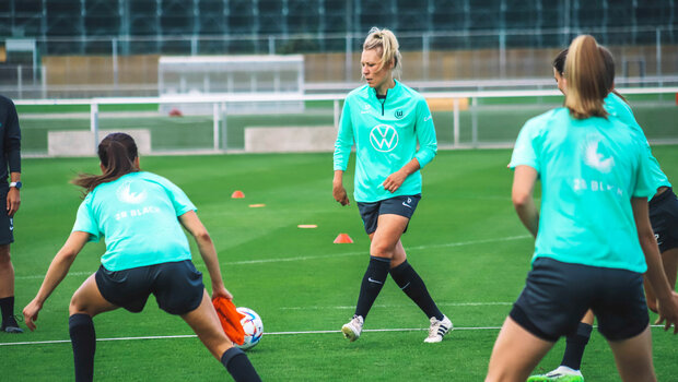 Kristin Demann vom VfL Wolfsburg passt den Ball zu ihrer Teamkollegin.