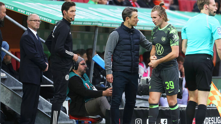 VfL-Spieler im Gespräch am Spielfeldrand mit Trainer Niko Kovac.