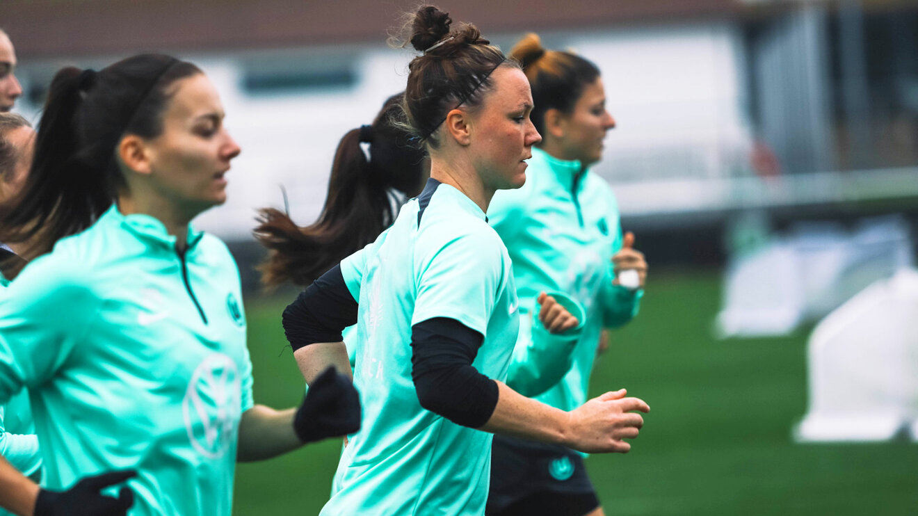 Die Spielerinnen des VfL Wolfsburg laufen im Training.