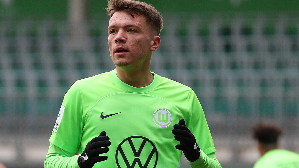 U19-Spieler Dzenan Pejcinovic vom VfL Wolfsburg schaut konzentriert beim DFB-Pokalpiel gegen die U19 von Mainz 05.