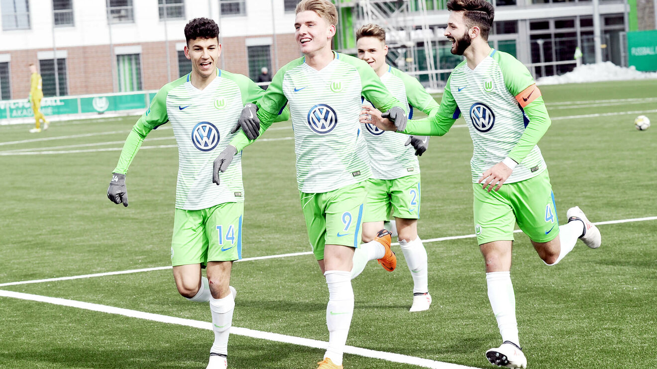 Die Wolfsburger U17 läuft jubelnd übers Feld.