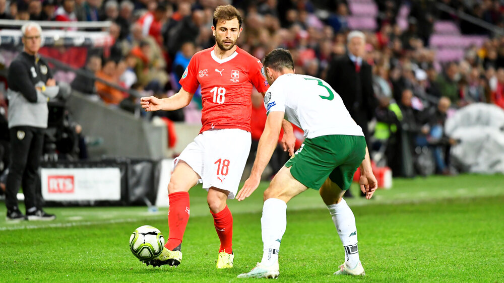 Admir Mehemdi vor einem Gegenspieler im Spiel der Schweiz gegen Irland.