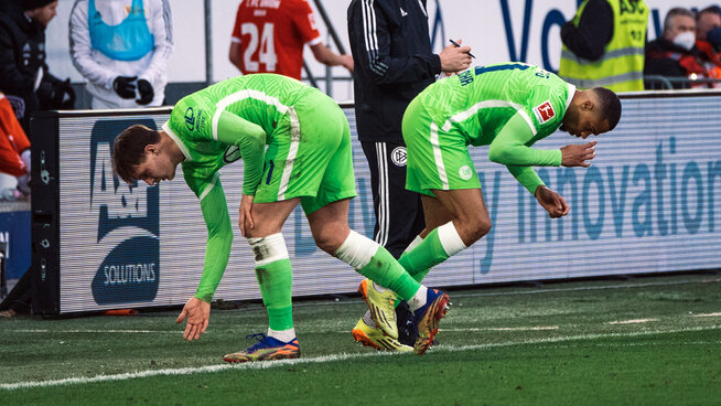 Zwei Spieler des VfL Wolfsburg beim Wechsel im Spiel gegen Union Berlin.