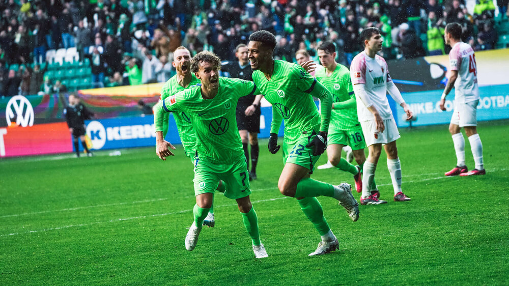 Die VfL-Wolfsburg-Spieler Felix Nmecha und Luca Waldschmidt jubeln nach einem Tor.