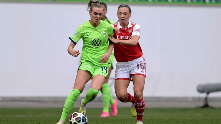 VfL-Wolfsburg-Spielerin Jill Roord in einem Zweikampf im UWCL Spiel gegen Arsenal.