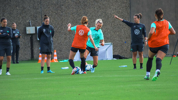 Spielerinnen des VfL Wolfsburg im Zweikampf beim Training.