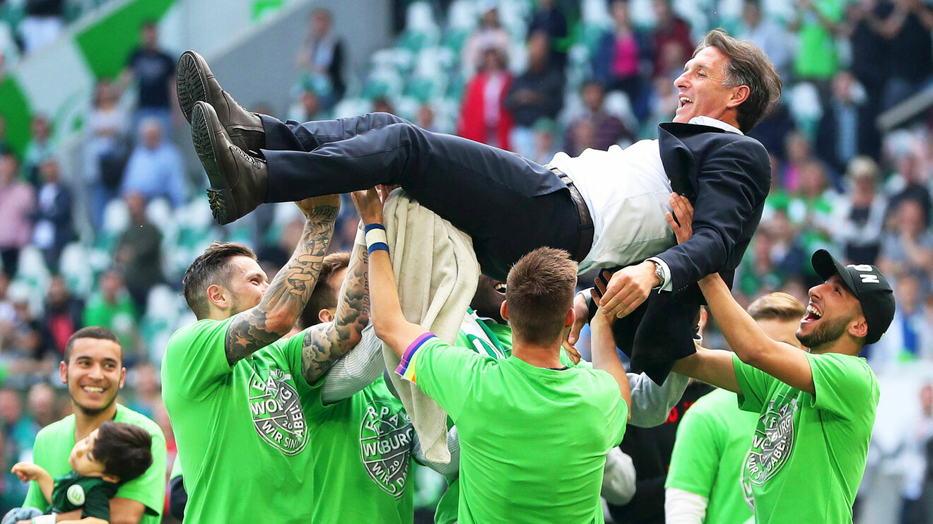 Der ehemalige VfL Wolfsburg Trainer Labbadia wird von den Spieler auf dem Feld auf Händen getragen.
