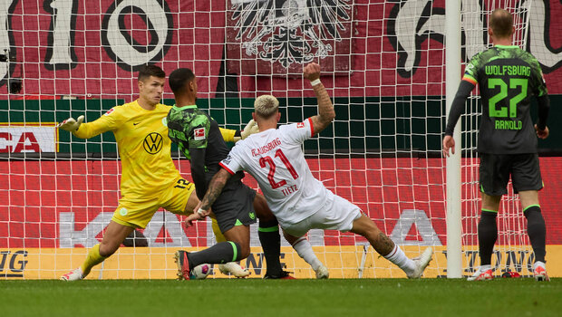 Die Spieler des VfL Wolfsburg versuchen einen Torschuss des FC Augsburg zu verhindern.