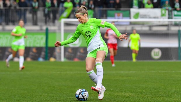 VfL-Wolfsburg-Spielerin Hendrich am Ball im Spiel gegen Freiburg.