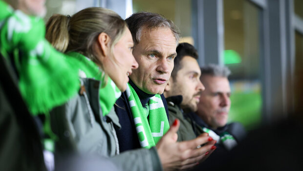 Unterhaltung zwischen zwei VfL-Wolfsburg-partnern.