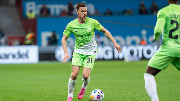 yannick Gerhardt vom VfL Wolfsburg läuft mit dem Ball vorwärts.