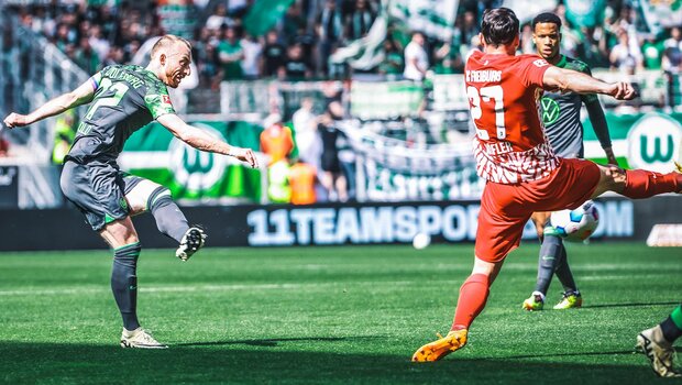 VfL-Wolfsburg-Spieler Maximilian Arnold schießt den Ball.