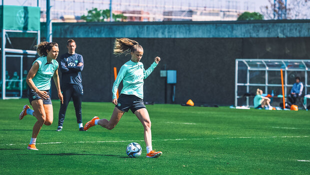 VfL-Wolfsburg-Spielerin Vivien Endemann setzt sich im Training im Zweikampf gegen ihre Mitspielerin Fenna Kalma durch.