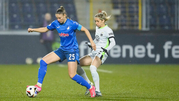 Zweikampf: Melissa Kössler vom TSG ist mit dem rechten Fuß am Ball. Hinter ihr dran Kathrin Julia Hendrich, die versucht den Ball für sich zu gewinnen. 
