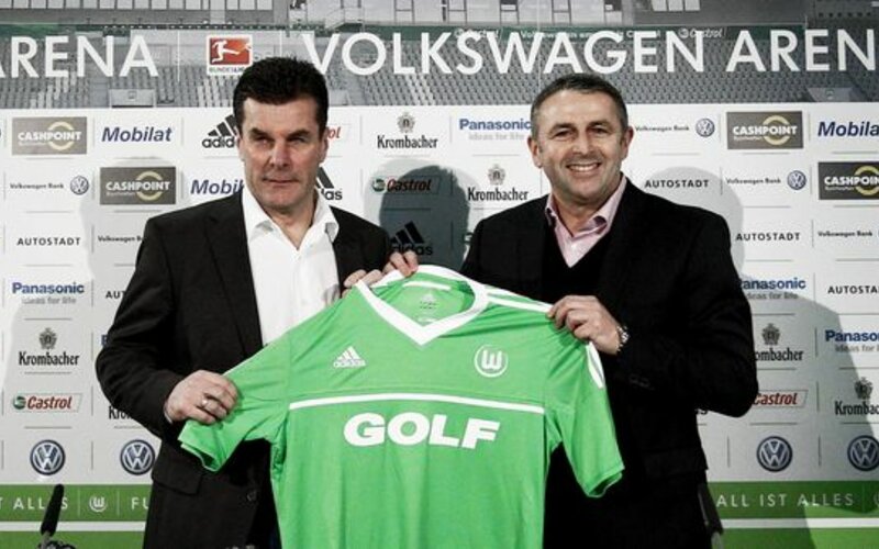 Hecking und Allofs halten gemeinsam ein Trikot des VfL Wolfsburg.