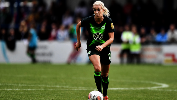 Die VfL Wolfsburg-Spielerin Lena Goeßling läuft mit dem Ball am Fuß.
