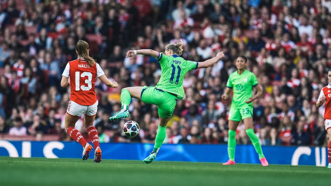 Die VfL-Wolfsburg-Spielerin Alexandra Popp im Zweikampf mit einer Gegenspielerin in der Champions-League gegen Arsenal.