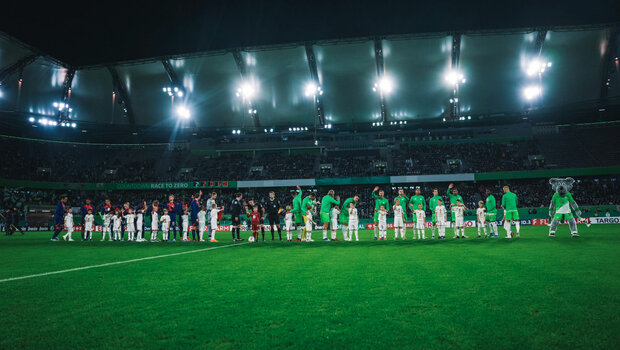 Die Mannschaften vom VfL Wolfsburg und RB Leipzig vor dem Spiel der zweiten Runde des DFB-Pokals.