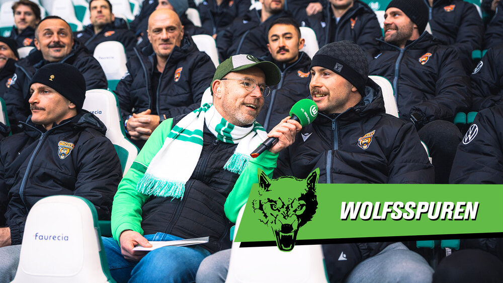 Grizzlys Wolfsburg Spieler Fabio Pfohl wird auf der Tribüne beim VfL interviewt.