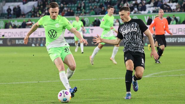 VfL-Wolfsburg-Spieler Yannick Gerhardt im Zweikampf.