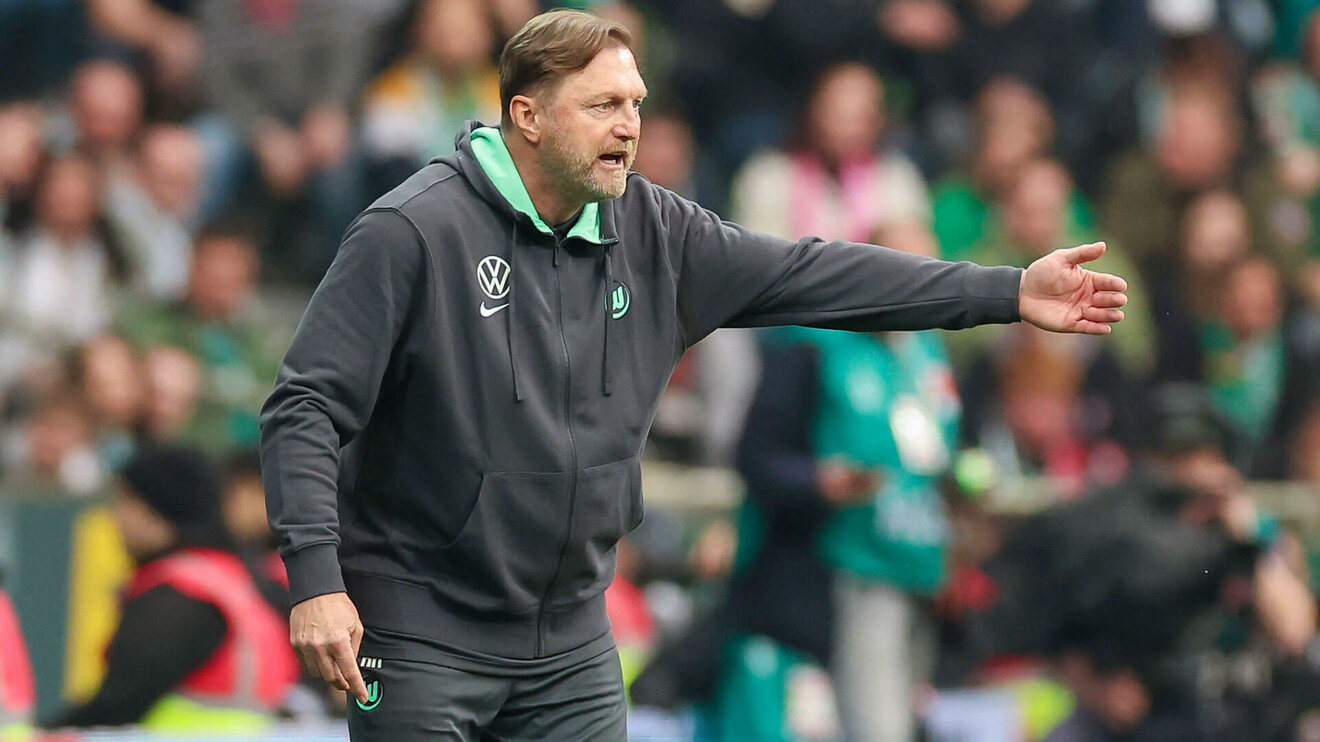 Der VfL-Wolfsburg-Trainer Ralph Hasenhüttl gibt Anweisungen.