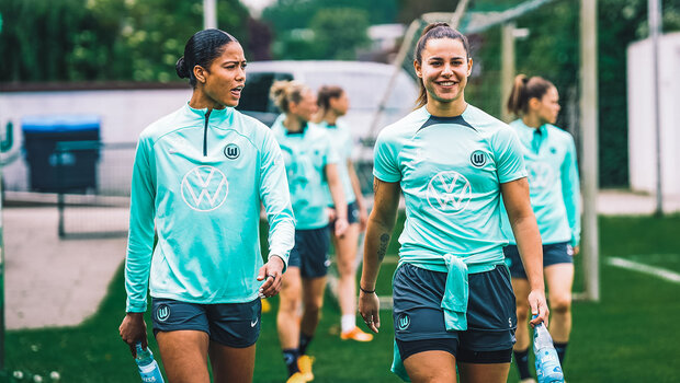 Die Spielerinnen des VfL Wolfsburg Sveindis Jonsdottir und die lächelnde Lena Oberdorf. 
