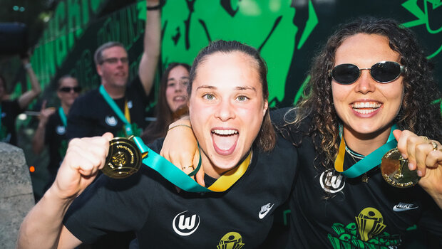 Die Spielerinnen Ewa Pajor und Fenja Kalma des VfL Wolfsburg jubeln.