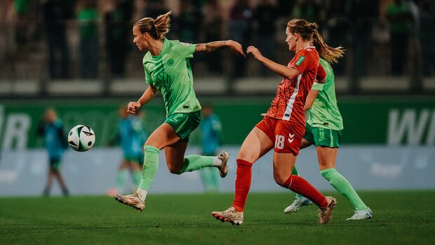 Die VfL-Wolfsburg-Spielerin Lynn Wilms im Laufduell um den Ball.