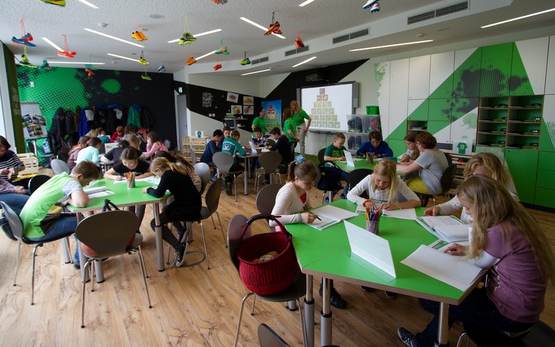 Grün-weißes Klassenzimmer