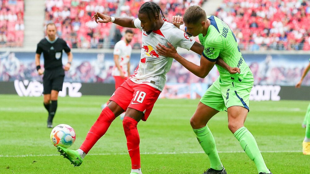 VfL-Wolfsburg-Spieler Micky van de Ven im Zweikampf mit einem Gegenspieler.