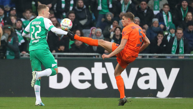 Der VfL-Wolfsburg-Spieler Micky Van de Ven im Zweikampf um den Ball.