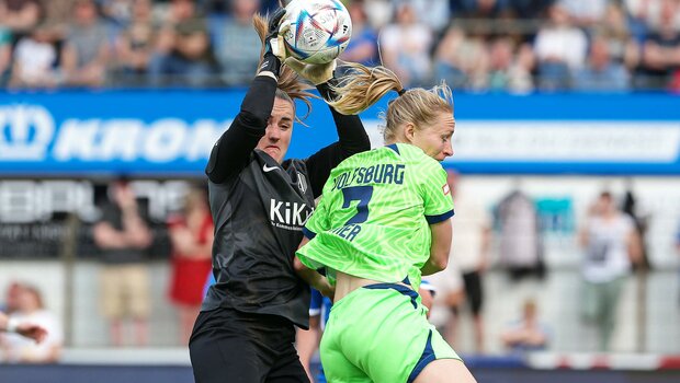 Pauline Bremer vom Wolfsburg in einem Zweikampf mit der gegnerischen Torhüterin.