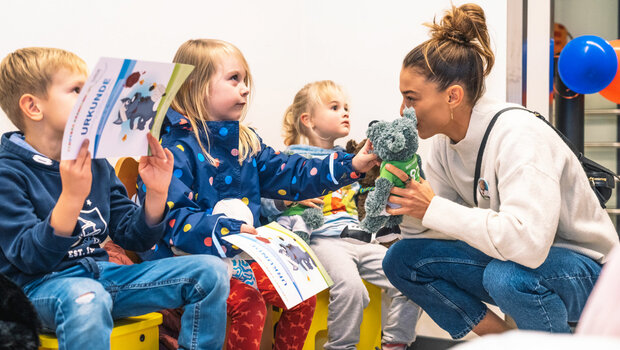VfL-Wolfsburg-Spielerin Feli Rauch bringt Kinder in der Kinderklinik zum Lächeln.