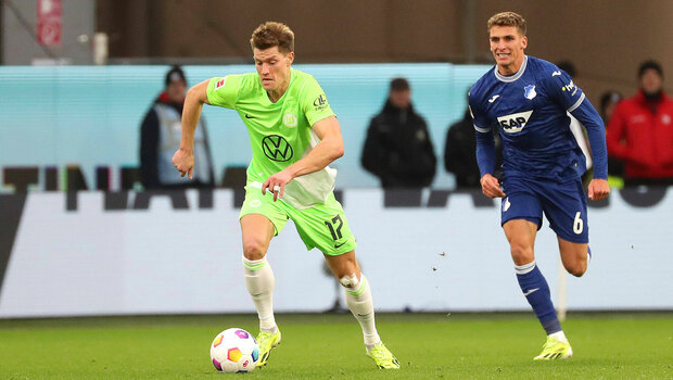 VfL-Wolfsburg-Neuzugang Behrens am Ball in seinem ersten Spiel für den VfL Wolfsburg.