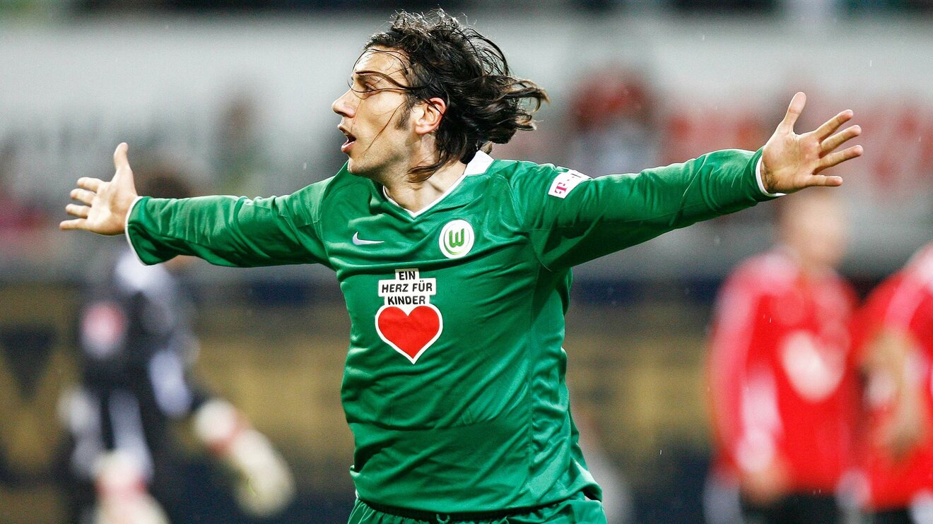 Der ehemalige Spieler Cristian Zaccardo des VfL Wolfsburg läuft jubelnd mit offenen Armen.