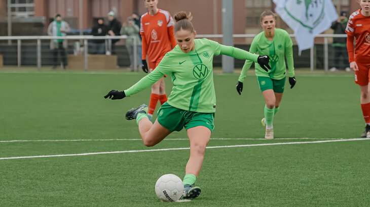 Eine Spielerin der Frauen U20 Mannschaft schießt denn Ball.