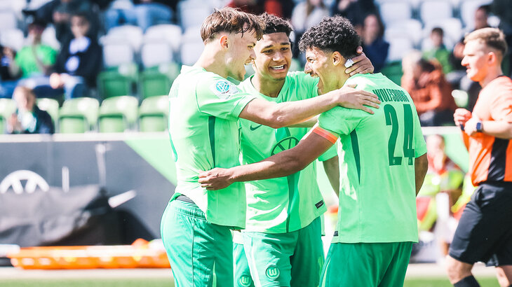 Spieler der U19 des VfL Wolfsburg jubeln zusammen.