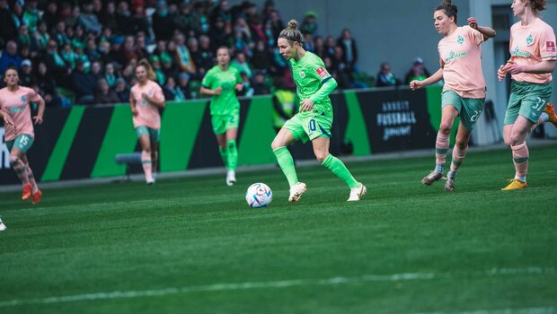 VfL-Wolfsburg-Spielerin Svenja Huth am Ball im Spiel gegen Bremen.