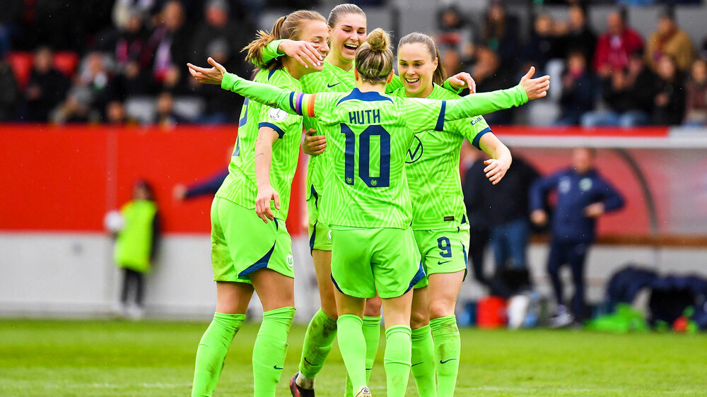 Die Frauen des VfL-Wolfsburg feiern gemeinsam einen Sieg.