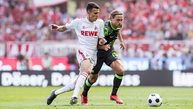 VfL-Wolfsburg-Spieler Majer im Zweikampf mit einem Köln Spieler.