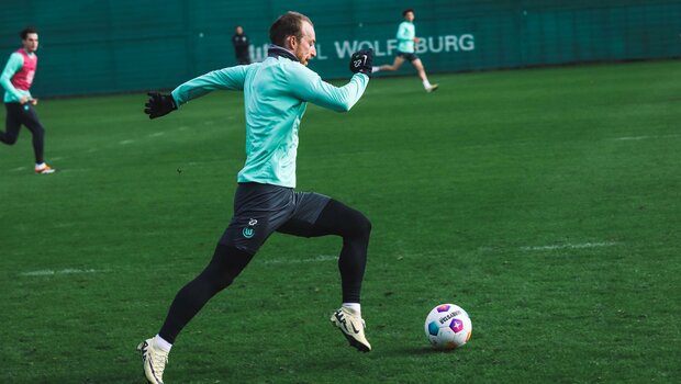 Maximilian Arnold, der Kapitän des VfL Wolfsburg, holt im Lauf für einen Pass aus.