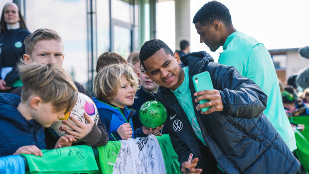 Rogerio macht ein Selfie mit den VfL-Wolfsburg-Fans.