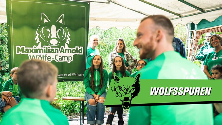 VfL-Wolfsburg-Spieler Maximilian Arnold beim Maximilian Arnold Camp. Daneben der Schriftzug Wolfsspuren.