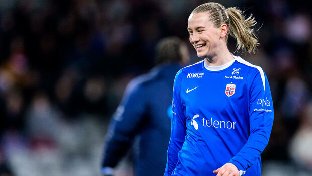 VfL Wolfsburg Spielerin Justine Kielland auf dem Spielfeld im Trikot der norwegischen Nationalmannschaft.