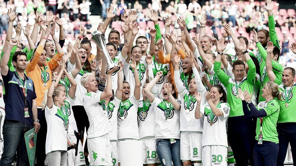 Die Frauenmannschaft des VfL Wolfsburg feiert den Sieg des DFB-Pokals im Jahr 2016.