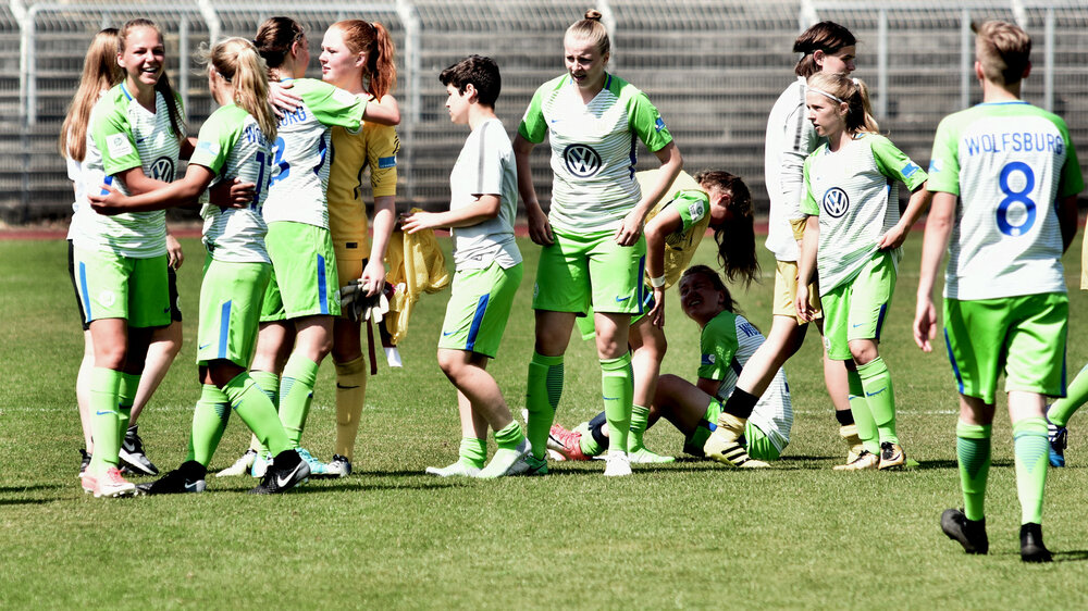 Die Juniorinnen des VfL Wolfsburg bejubeln den Sieg. 